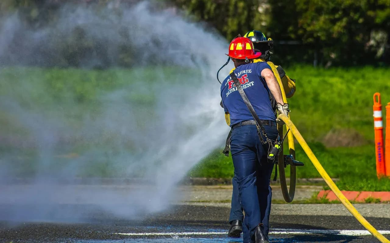 Décapage très haute pression d'un sol industriel par hydrodécapage.